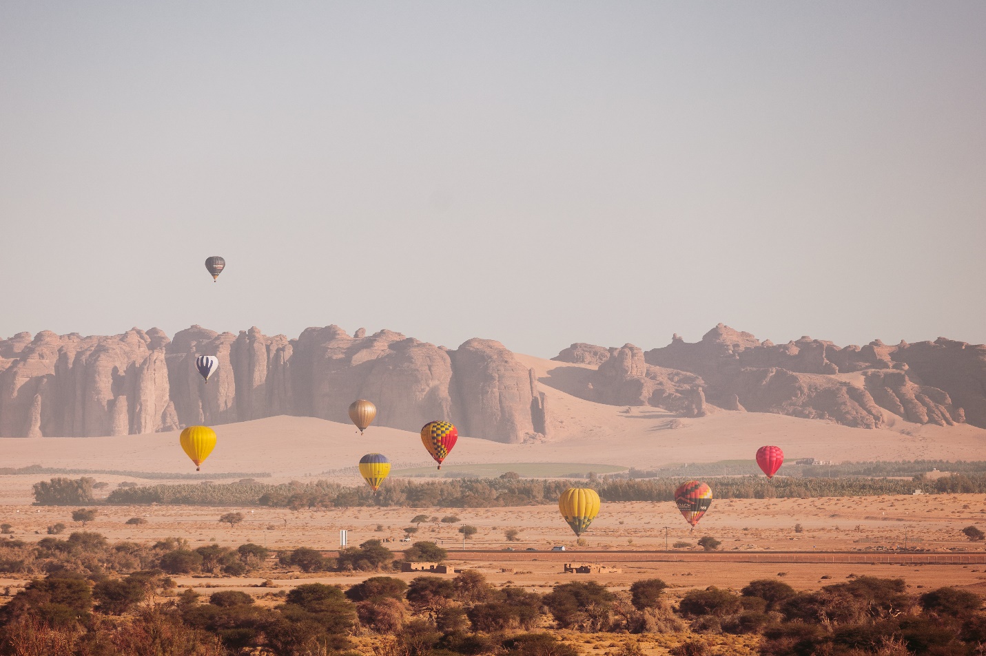 أكتشف تضاريس العلا الاستثنائية من خلال تجربة المناطيد الهوائية التي تحلق على مدار العام في سماء العلا