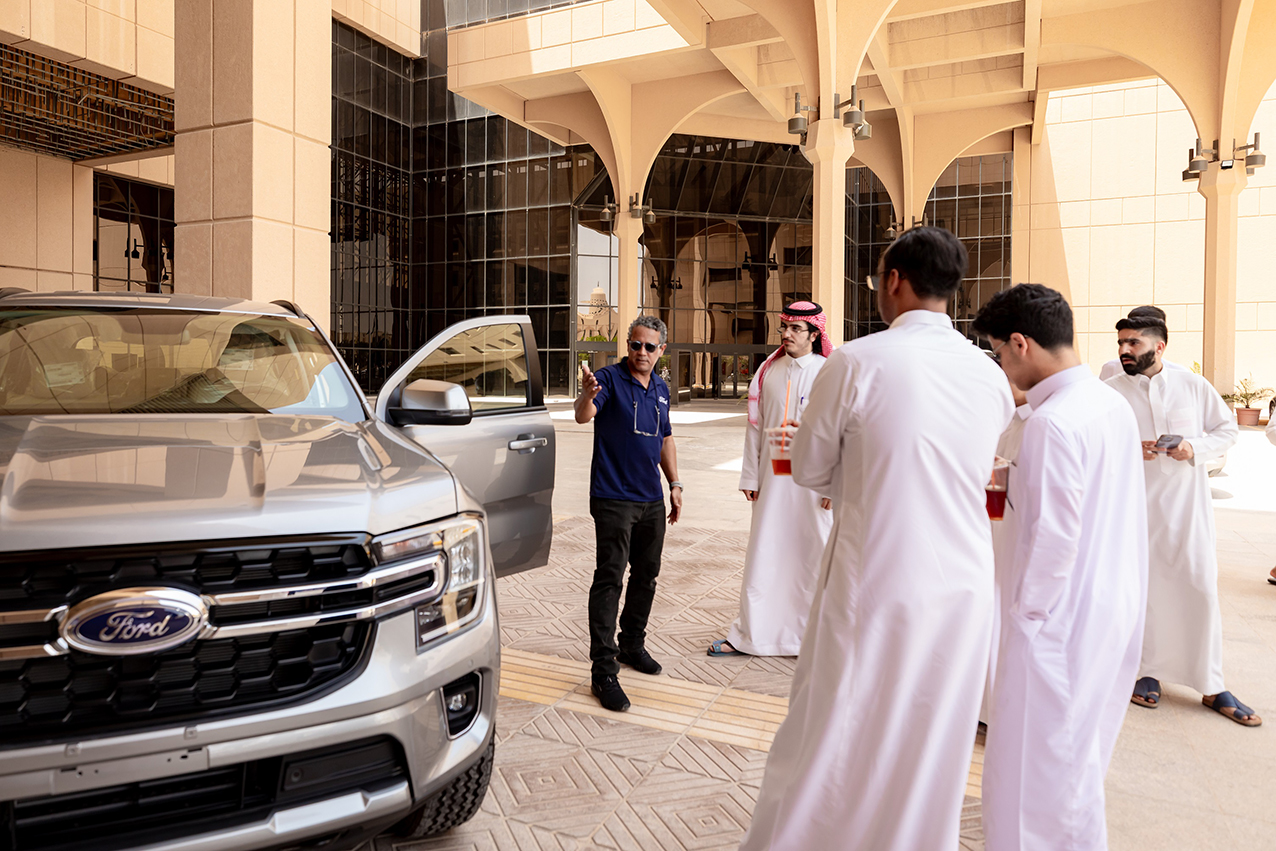 برنامج ” مهارات القيادة لحياة آمنة” تقدم مجاناً تدريبات السلامة على الطريق لأكثر من 400 طالب سعودي في أربعة أيام