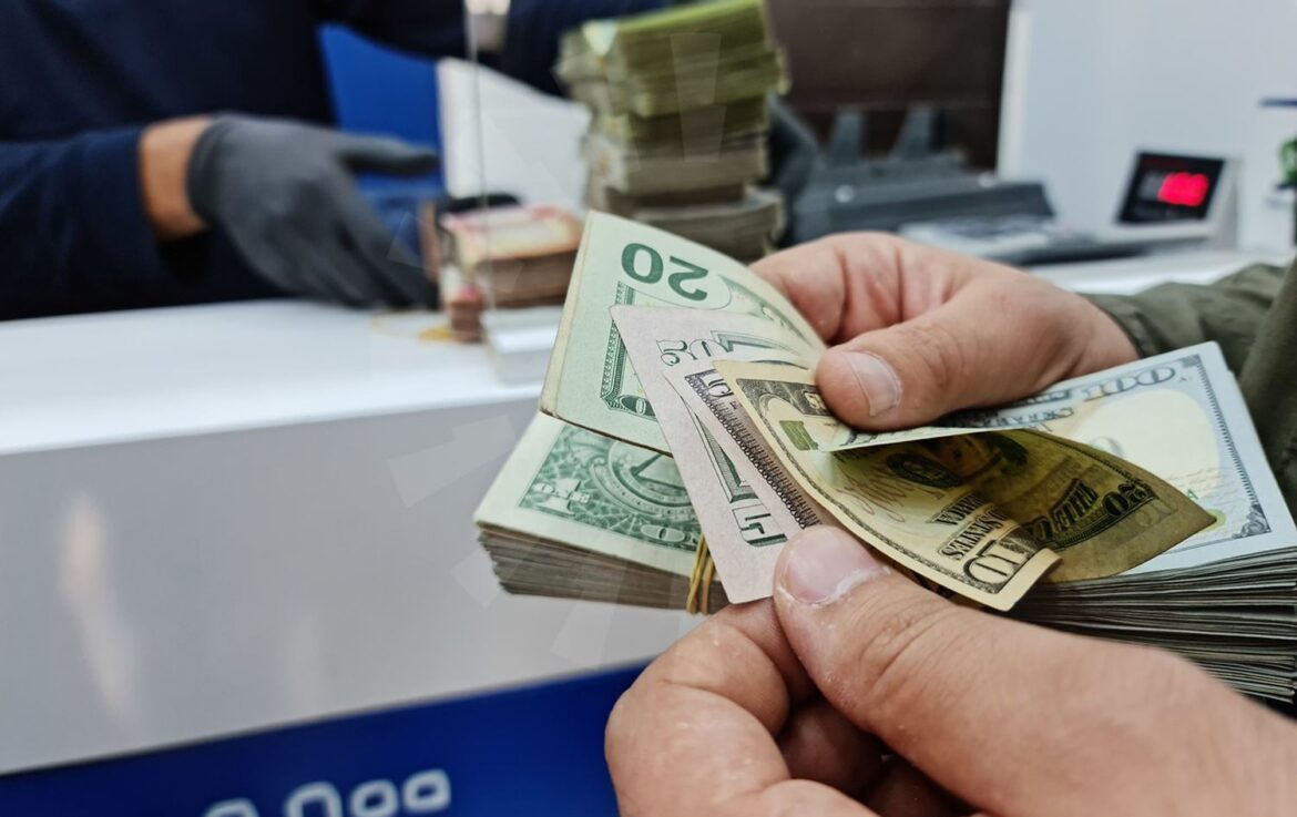 الاحتياطي الفيدرالي يمنح الدولار دفعة طفيفة، والمركزي السويسري يختار خفضاً أقل