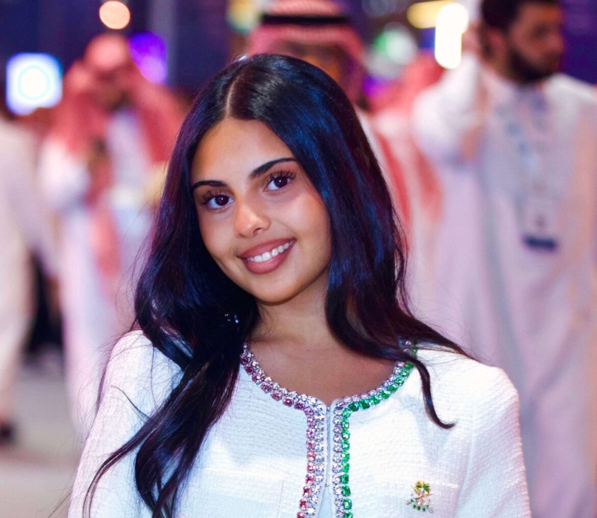 فتاة سعودية في الرابعة عشرة تخطف أنظار جمهور يزيد عن 20 مليون شخص خلال أكثر من 95 ظهور